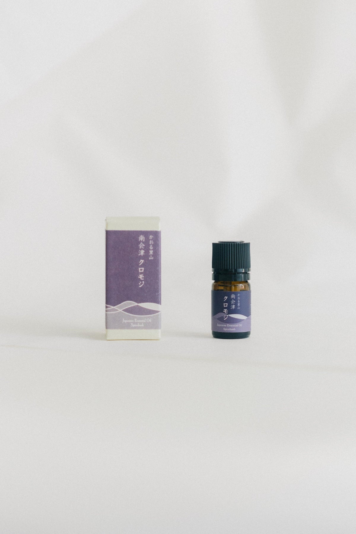 一十八日 日本黑文字單方精油 3ml 瓶身與紫色外盒