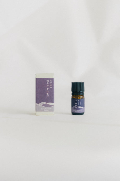 一十八日 日本黑文字單方精油 3ml 瓶身與紫色外盒