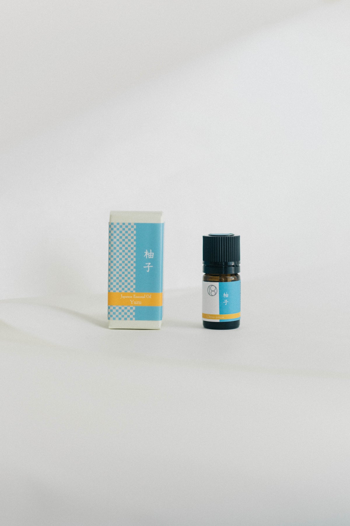 一十八日 日本柚子單方精油 5ml 瓶身與藍黃色外盒